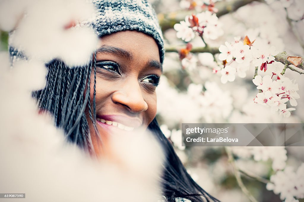 Porträt von junge afrikanische Frau mit Kirsche Blüten