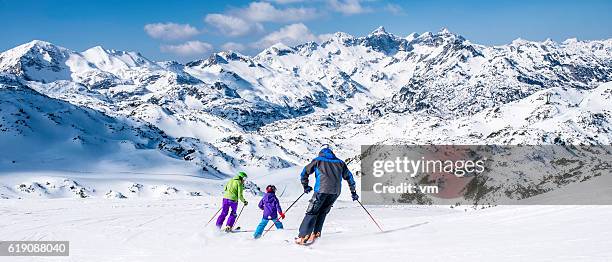 family skiing - family in snow mountain stockfoto's en -beelden