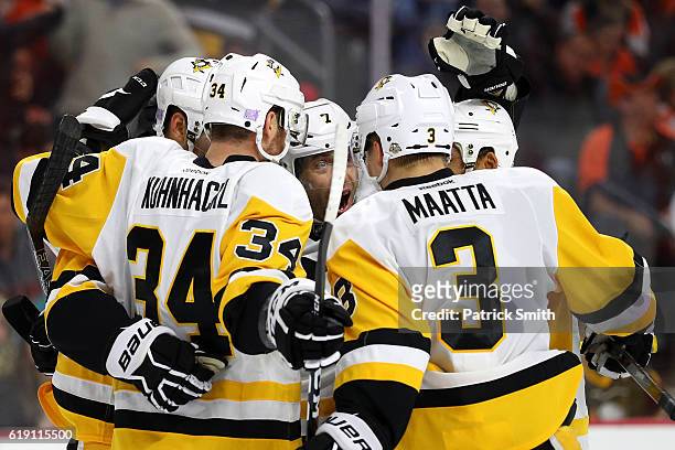 Matt Cullen of the Pittsburgh Penguins celebrates a goal with teammates against Philadelphia Flyers during the first period at Wells Fargo Center on...