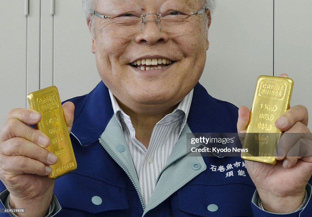 Unnamed donor sends gold ingots to Miyagi fish market