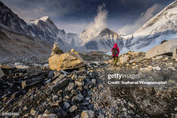 everest trekkers walking up to the top of the mountain. - khumbu stockfoto's en -beelden