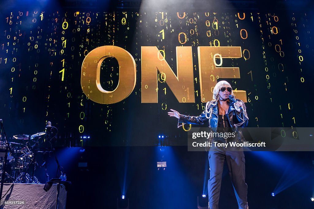 Maxwell And Mary J Blige Performs At Genting Arena - Birmingham