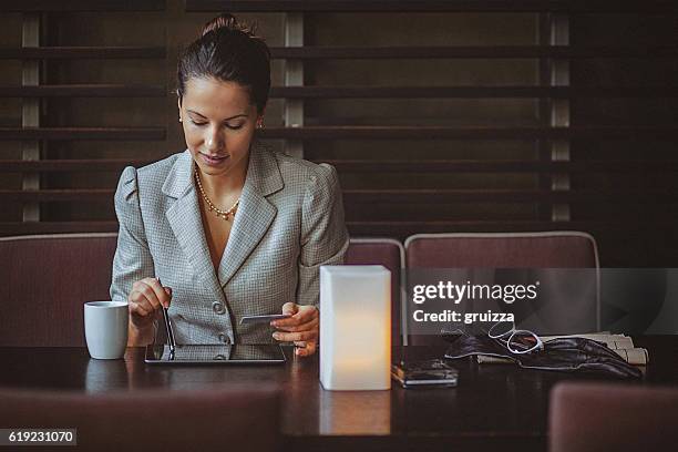 coffee time - tablet close up real copyspace stock pictures, royalty-free photos & images