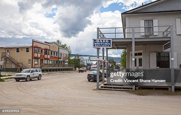 dawson canada downtown street image - dawson city yukon stock pictures, royalty-free photos & images