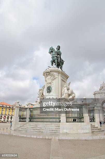 statue von könig jose i. auf dem handelsplatz lissabon - cavalier stock-fotos und bilder