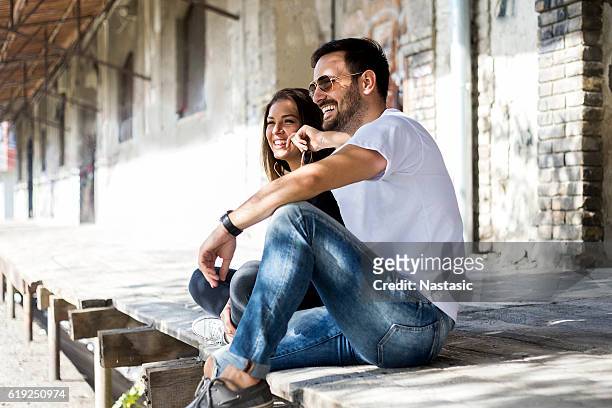 portrait of young couple - tshirt jeans stockfoto's en -beelden