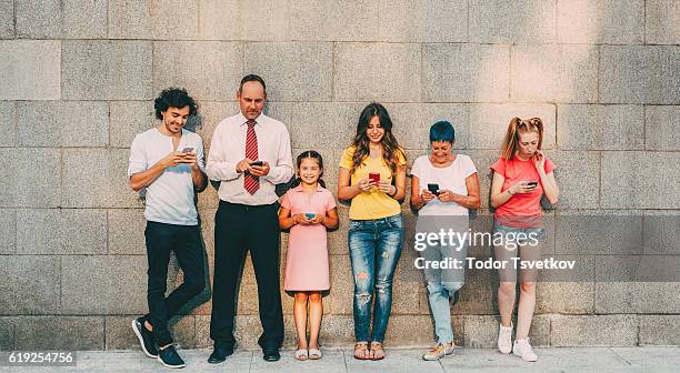 texting at different ages - height imagens e fotografias de stock