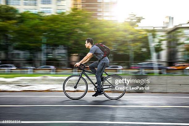 jovem pedalando na cidade, se deslocando para o trabalho - montar - fotografias e filmes do acervo