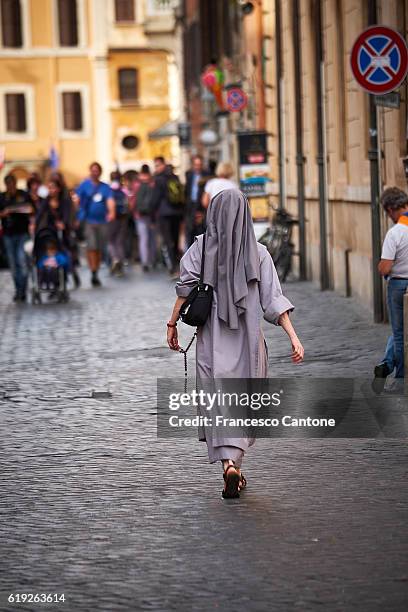 nun walks down the street by the pantheon in rome - non urban scene stockfoto's en -beelden