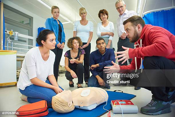 clase de capacitación en primeros auxilios - rescue worker fotografías e imágenes de stock