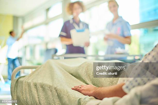 senior nurse chatting to student nurse and patient - ala-hospitalar imagens e fotografias de stock