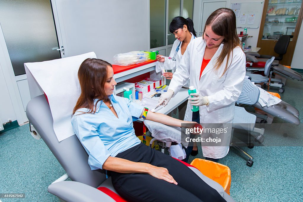 Mujer joven va a donar sangre en banco de sangre