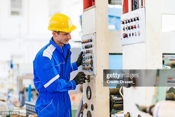 Manual Assembly Line Photos and Premium High Res Pictures - Getty Images