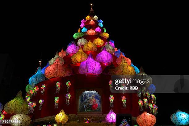 decorated dagdusheth halwai ganpati temple pune - プーナ ストックフォトと画像