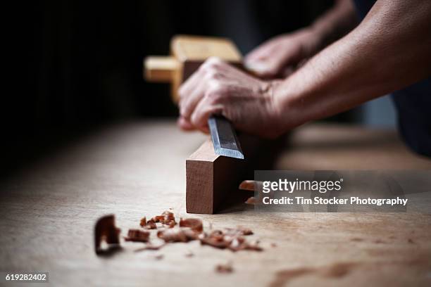 a carpenter using a wood chisel and mallet to carve wood - chisel fotografías e imágenes de stock