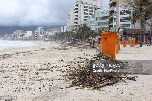 Hangover hit the coast of Rio de Janeiro with waves up to 4 meters high. In the district of Leblon, the most noble area of the city of Rio de...