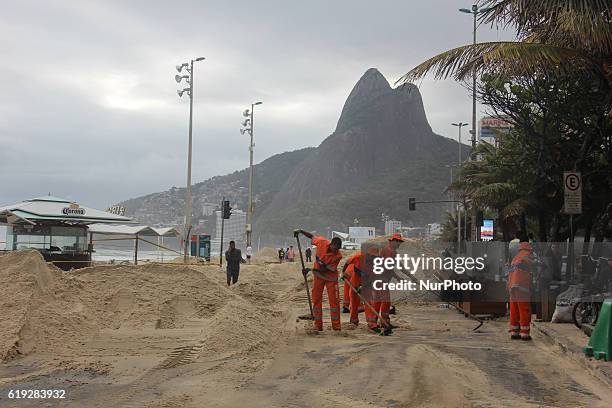 Hangover hit the coast of Rio de Janeiro with waves up to 4 meters high. In the district of Leblon, the most noble area of the city of Rio de...