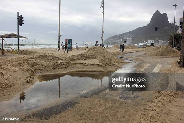Hangover hit the coast of Rio de Janeiro with waves up to 4 meters high. In the district of Leblon, the most noble area of the city of Rio de...
