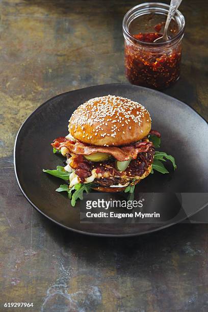 homemade angus beef burgers with bacon whisky jam - bacon cheeseburger stock-fotos und bilder