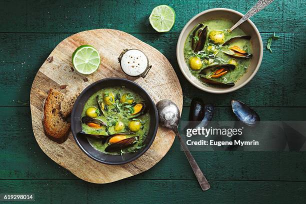 spinach soup with green olives and vermouth mussels - mediterranean food stockfoto's en -beelden