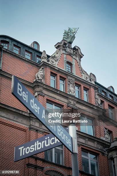 street signs in hamburg, germany - hamburgo stock-fotos und bilder