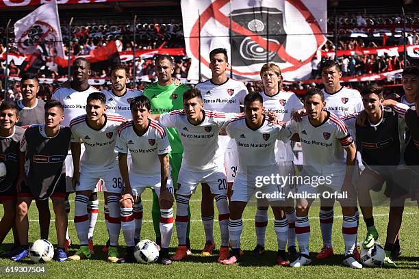 Players of Newell's Old Boys pose prior the match between Newell's Old Boys and San Lorenzo as part of Torneo Primera Division 2016/17 at Marcelo...