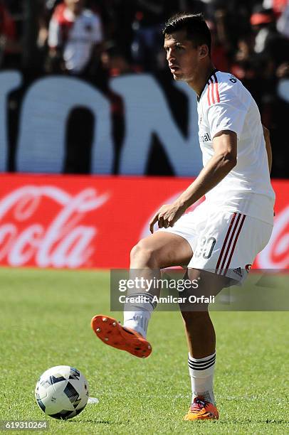 Nehuen Paz of Newell's Old Boys drives the ball during a match between Newell's Old Boys and San Lorenzo as part of Torneo Primera Division 2016/17...