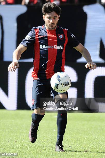 Ezequiel Cerutti of San Lorenzo controls the ball during a match between Newell's Old Boys and San Lorenzo as part of Torneo Primera Division 2016/17...