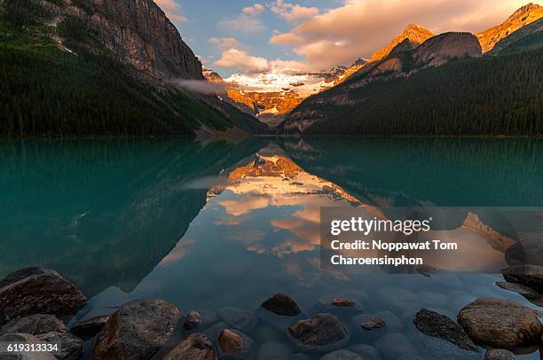 lake louise sunrise,  canada - monte victoria foto e immagini stock