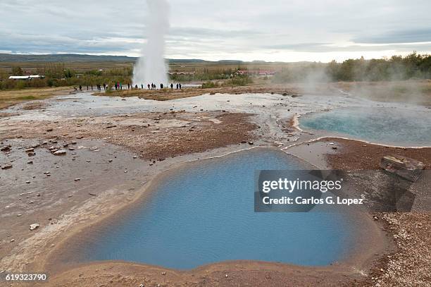 the great stokkur geyser eruption - gemengde signalen uitzenden stockfoto's en -beelden