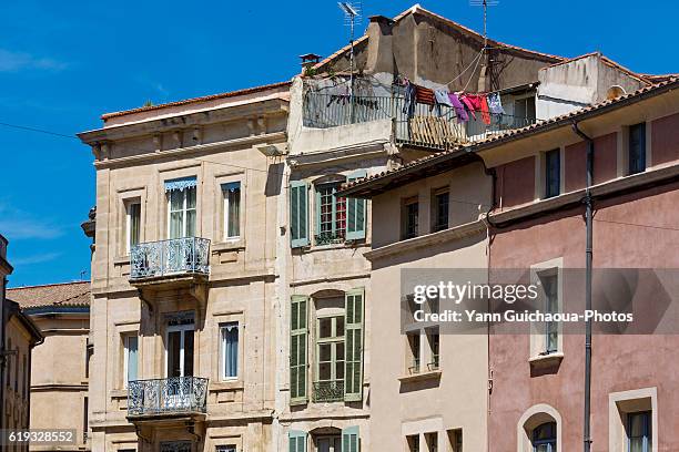 place aux herbes, nimes, gard, france - nîmes stock-fotos und bilder