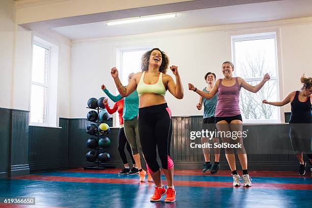 gruppe von personen, die eine übungsklasse genießen - dance fitness stock-fotos und bilder