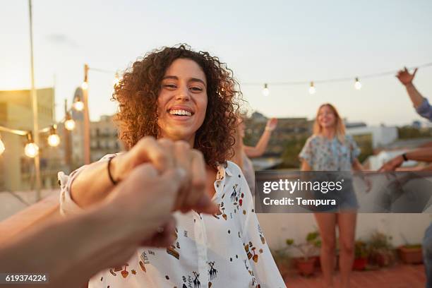 dancing with my girlfriend at a rooftop party from pov - personal perspective stockfoto's en -beelden