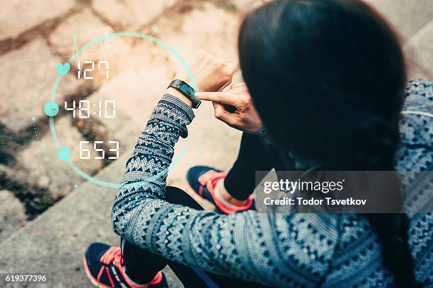 corredor con reloj inteligente - marcaje deportes fotografías e imágenes de stock