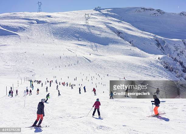belebte skipiste in den französischen alpen - haute savoie stock-fotos und bilder