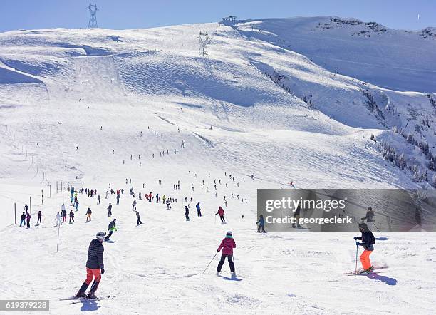 pista da sci trafficata nelle alpi francesi - haute savoie foto e immagini stock