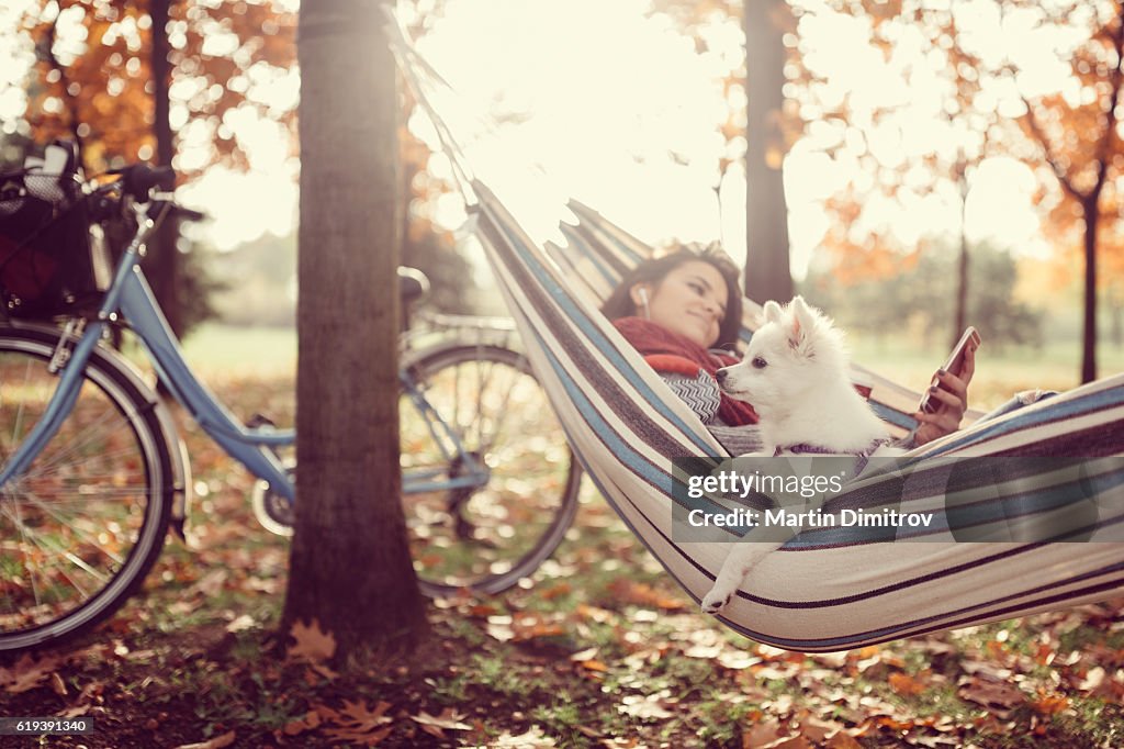 Mädchen und Hund entspannen in Hängematte