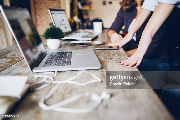 tecnologia gadgets e acessórios - jornalismo imagens e fotografias de stock