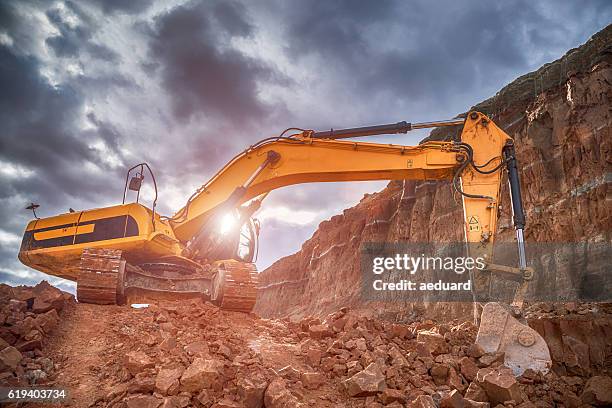 digging excavator - vehicle scoop stock pictures, royalty-free photos & images