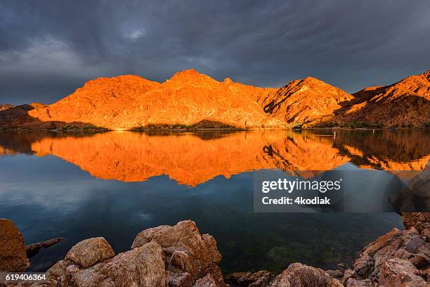 epic sunrise at colorado river near las vagas - área de protecção nacional red rock canyon imagens e fotografias de stock