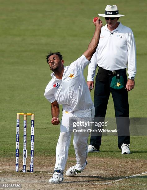 Wahab Riaz of Pakistan bowls on day two of the third test between Pakistan and West Indies at Sharjah Cricket Stadium on October 31, 2016 in Sharjah,...