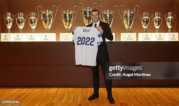 Gareth Bale of Real Madrid poses after signing his contract extension with the club until 2022 at Estadio Santiago Bernabeu on October 31, 2016 in...