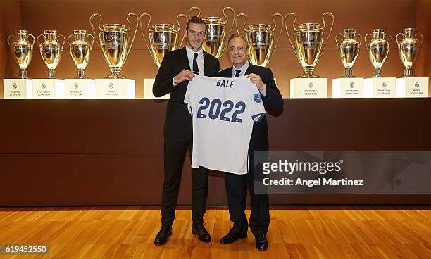 Gareth Bale of Real Madrid poses with president Florentino Perez after signing his contract extension with the club until 2022 at Estadio Santiago...