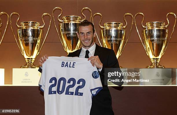 Gareth Bale of Real Madrid poses after signing his contract extension with the club until 2022 at Estadio Santiago Bernabeu on October 31, 2016 in...