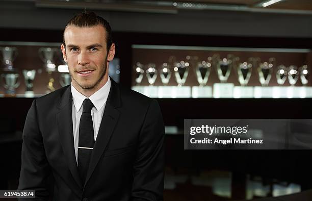 Gareth Bale of Real Madrid poses after signing his contract extension with the club until 2022 at Estadio Santiago Bernabeu on October 31, 2016 in...