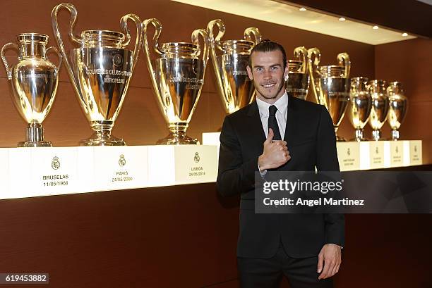Gareth Bale of Real Madrid poses after signing his contract extension with the club until 2022 at Estadio Santiago Bernabeu on October 31, 2016 in...