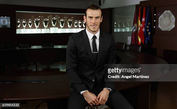 Gareth Bale of Real Madrid poses after signing his contract extension with the club until 2022 at Estadio Santiago Bernabeu on October 31, 2016 in...