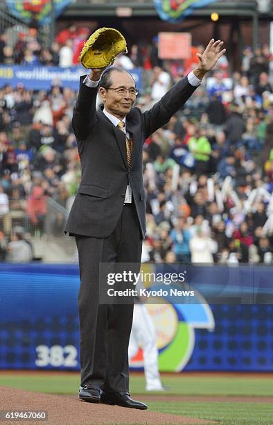 United States - Softbank Hawks Chairman Sadaharu Oh acknowledges the crowd after throwing out the ceremonial first pitch at AT&T Park in San...