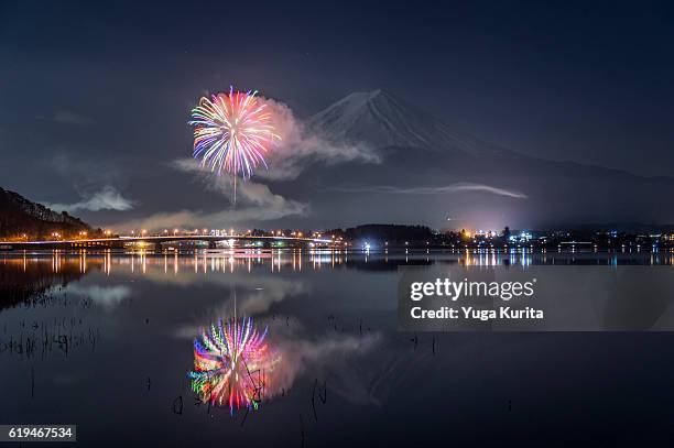 mt fuji and a firework reflected in lake kawaguchi - fujikawaguchiko stock-fotos und bilder