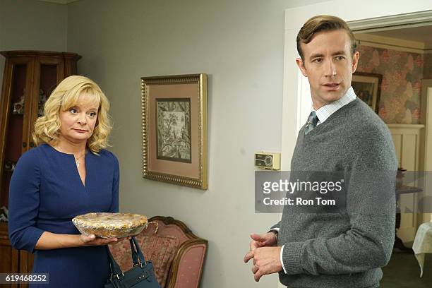 The Real Tradition - The ONeals deal with a change to their Thanksgiving tradition when Pat and Eileen invite Gloria and VP Murray to dinner as their...